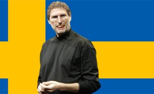 Steve Jobs efter att han slukat Facebook och Mark Zuckerberg. Vi tycker inte att det ser ut som en bra idé och rekommenderar att han vänder blicken österut istället (montage).