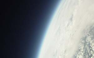 En Iphone i rymden. Bild från video.