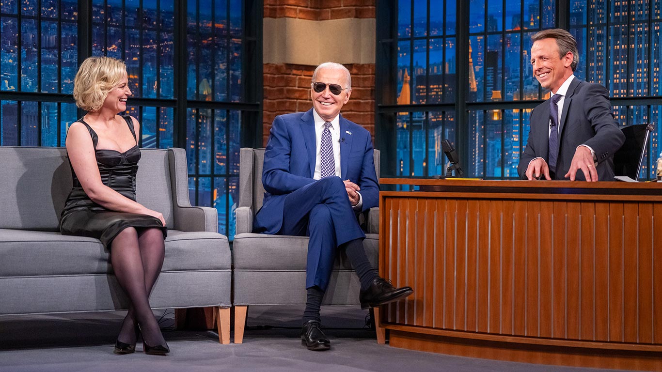 Joe Biden gästade “Late Night With Seth Meyers” tillsammans med Amy Poehler i februari förra året. Foto: Adam Schultz/The White House via Wikimedia Commons (Public domain)