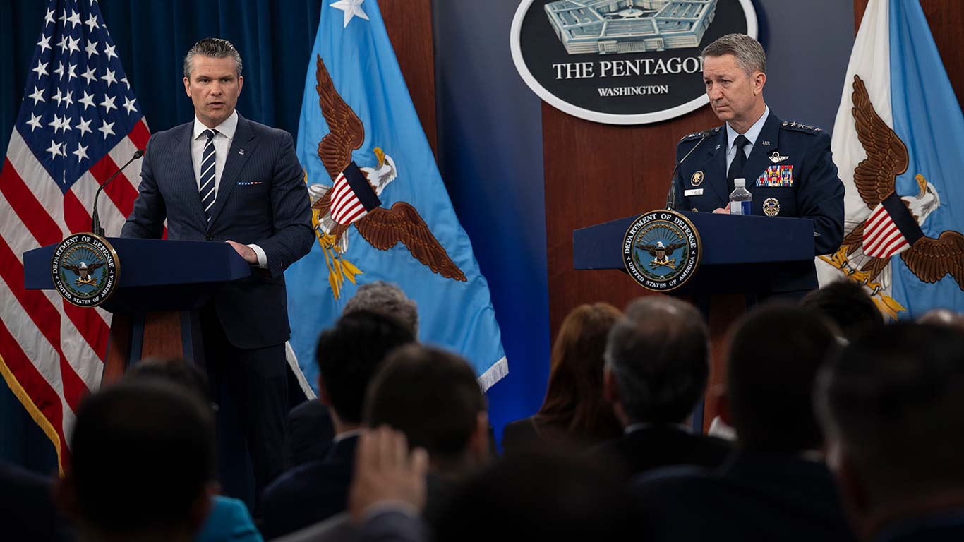 USA:s försvarsminister Pete Hegseth och Dan Caine, ordförande för de gemensamma stabscheferna, håller en presskonferens på Pentagon i Washington DC. Foto: U.S. Secretary of Defense (Public domain) 
