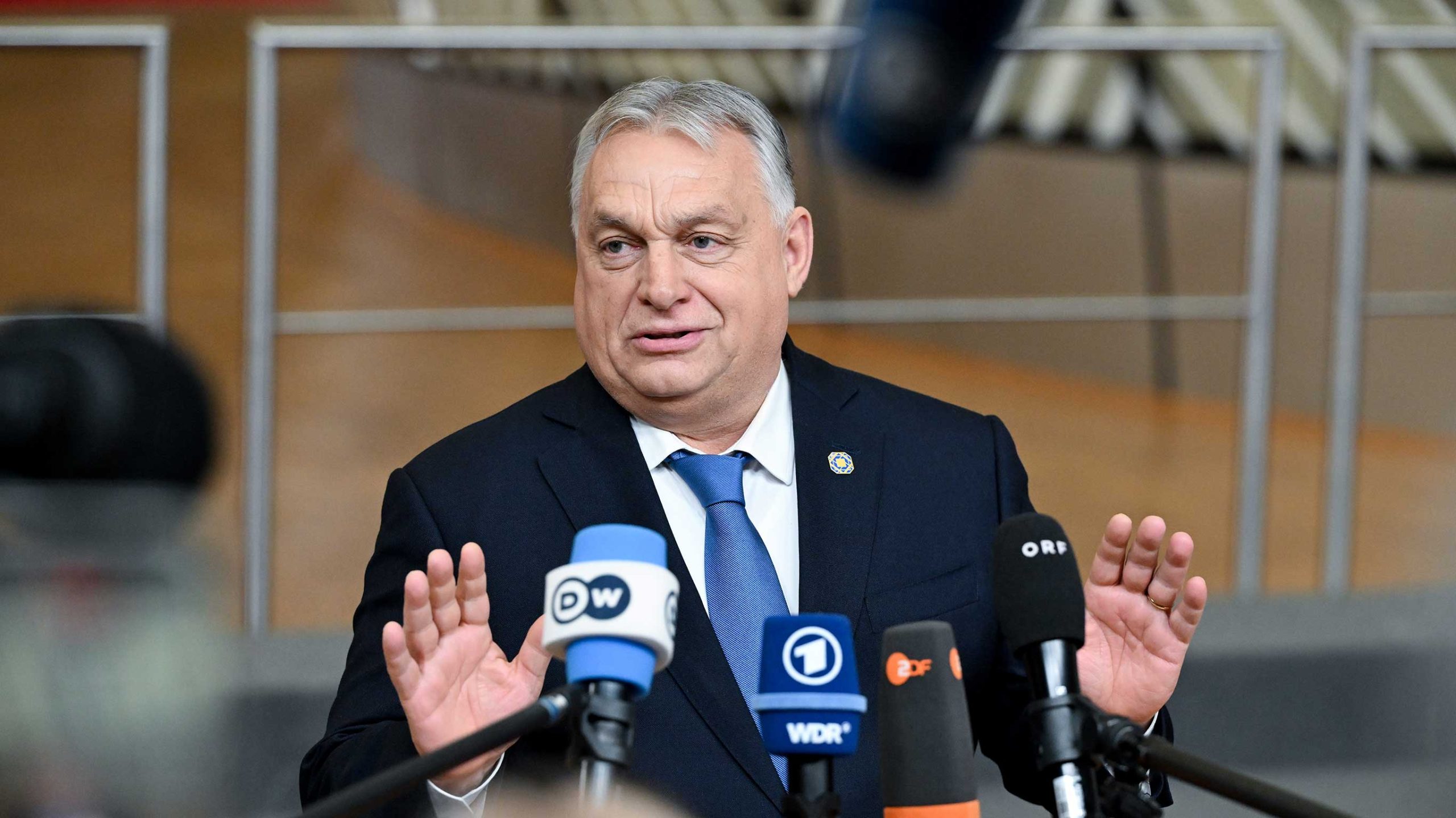 Viktor Orbán pratar inför journalister i december 2025.