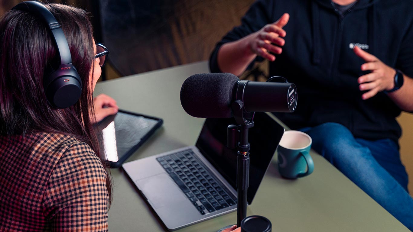 Nu vill publiken inte bara lyssna – utan kolla på poddar. Foto: Flipsnack / Unsplash
