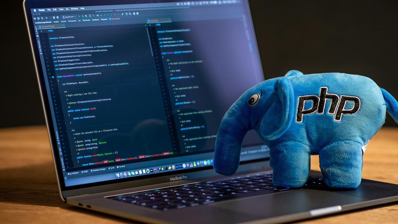 PHP-kod på en laptop. Foto: Ben Griffiths / Unsplash